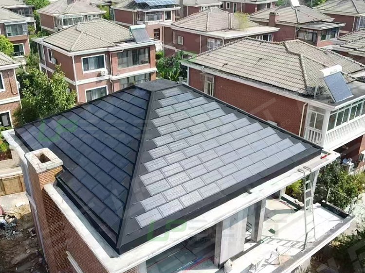 UPBEST zorgt voor een revolutie in dakbedekking met BIPV-panelen – een stijlvol en functioneel alternatief